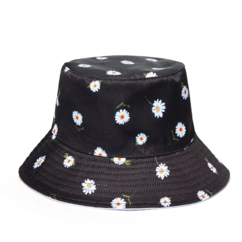 NWT Alice + Olivia Reversible Bucket Hat in Black Daisy Print / White